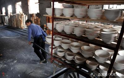 走进百年传统制瓷企业:我们日常用的碗是这样做成的